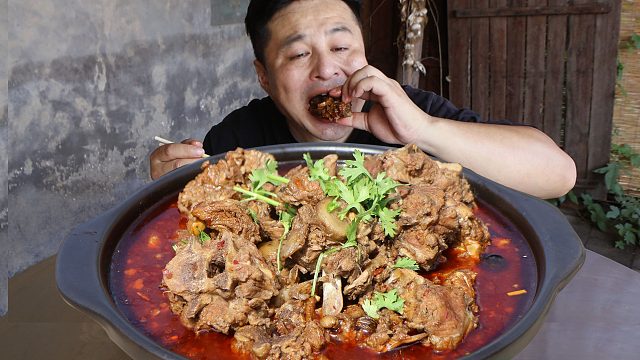 350元买了3根羊蝎子，做个红焖羊蝎子，麻辣鲜香，啃的过瘾