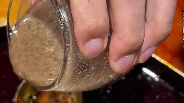 吃麻辣火锅喝冷饮为什么会拉肚子，下面给出最直观的解释。