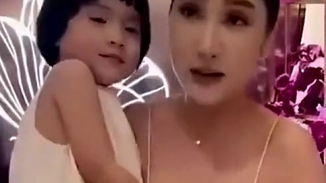 美女抱幼崽粗心大意，手放不当之处引尴尬，场面实在令人唏嘘