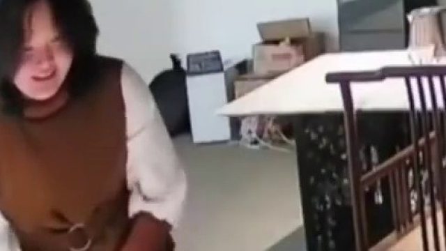 实习生做错资料男同事开骂