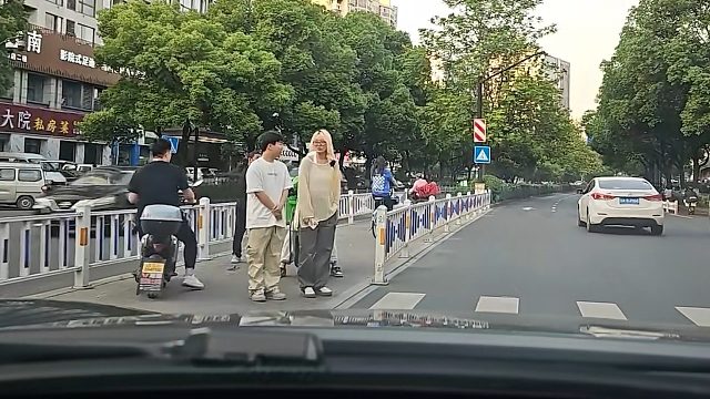 童锦程街头吃瓜，竟吃到自己员工头上