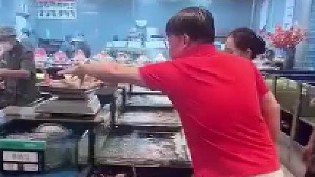 男子买海鲜过秤后都要摔一下 避免被偷梁换柱