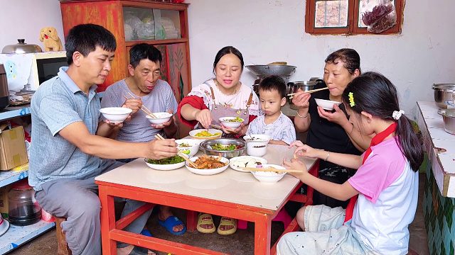 公公婆婆从城里回来，中午没吃饭，看看儿媳妇如何对待