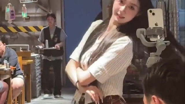 泪水打湿小烧烤从此不做恋爱脑来破路边吃烧烤还能看舞蹈