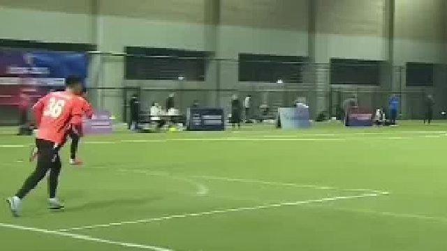 太猛了！球都给踢爆了！