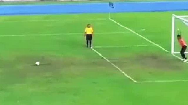 点球打在门柱上谁都想不到还能反转