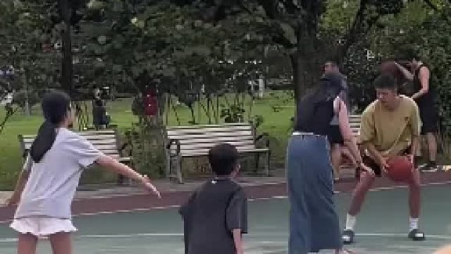 爸爸带老婆还有儿子闺女打篮球，结果万万没想到