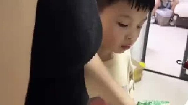 妈妈问孩子吃多少，没想到妈妈刀法不一般，网友：切糕世家