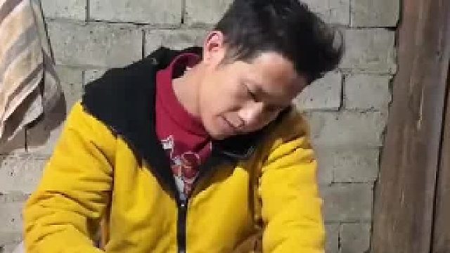 男子假装在砍排骨 让朋友带两箱啤酒 网友：5块就能撬两百元聚会