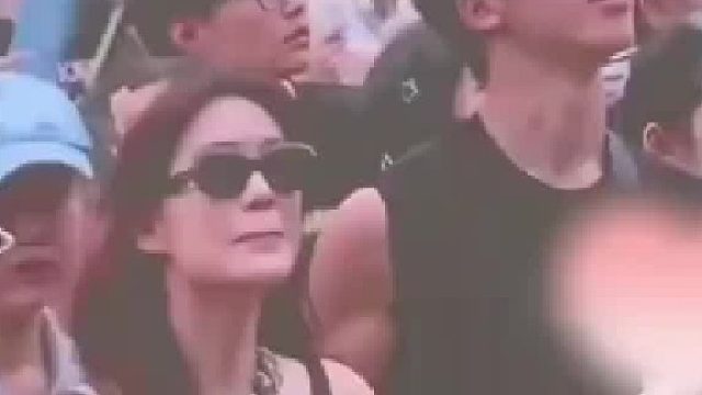 音乐节上摄影师搞错情侣，女朋友赶紧宣示主权，他是我男友！