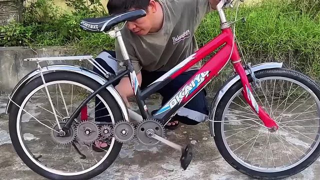 男子将自行车改装成不用链条连接驱动，这也太有创意了！