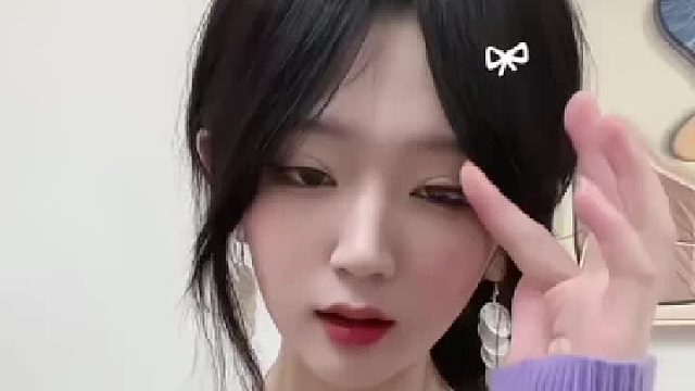 总有人比你好看，比你聪明，比你年轻，但没人能取代你