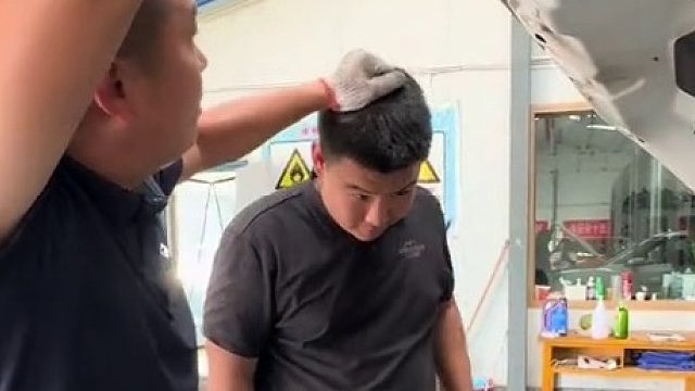 修车时，有个助手是多么幸福的事！