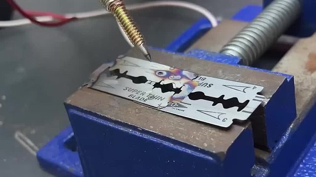 男子竟用木棍等材料打造出一款小巧便携的点焊机，简直太牛了！