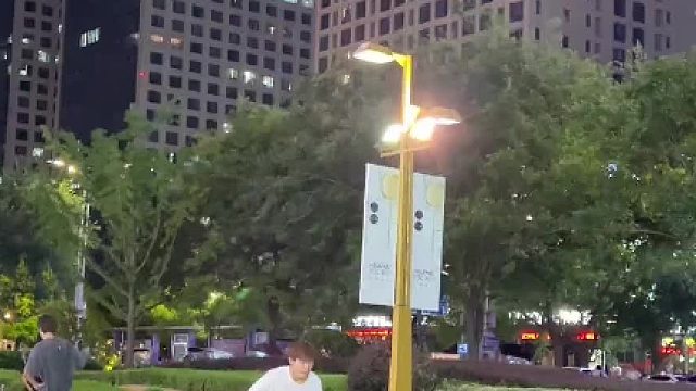 丝滑的空翻小连招吧