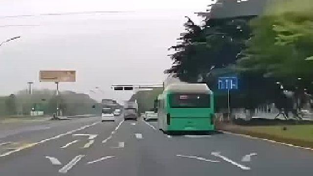 男子开车过了红绿灯直行，结果自己在逆行