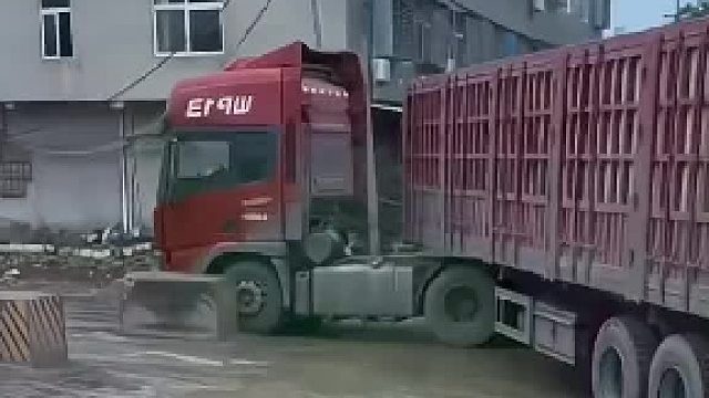 你们快看看,这大哥车怎么过去_