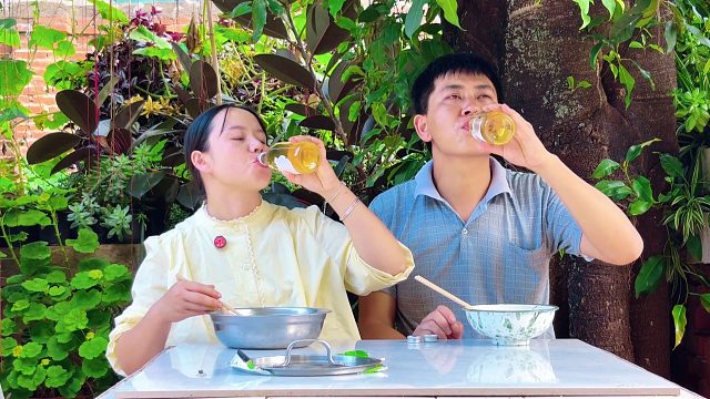 夫妻趁孩子不在家，偷偷过二人世界，结婚10年还是头一回