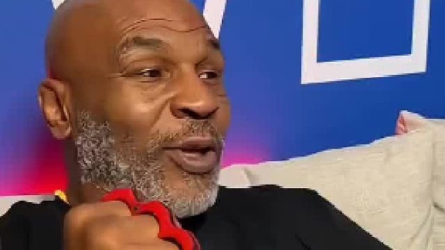 白大拿送给泰森一个指虎，强者配指虎