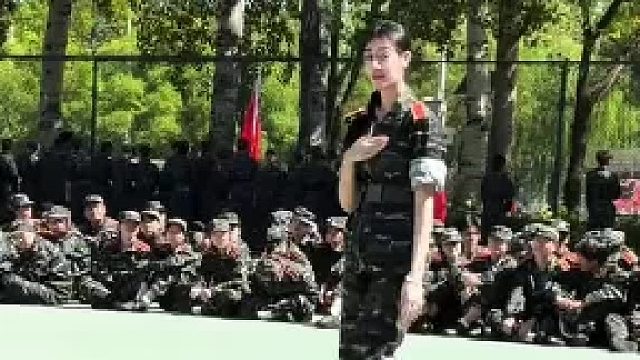 军训上的才艺表演，真的很有实力，网友：动作干净利落不拖泥带水