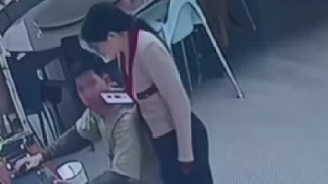 女子把老公的哥哥错认成老公，反应过来狗尴尬的跑向嫂子解释