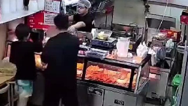 女子无缘无故店内扔板凳，被工作人员说有毛病后，女子上来就赶其