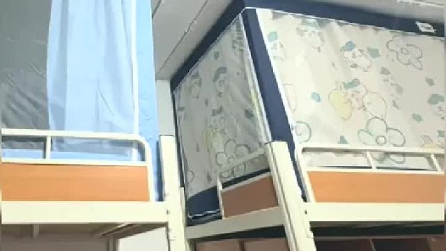 新生入学晒床帘,她的好像跟室友的不太一样