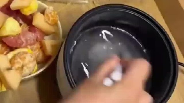 在家做冰糖葫芦，原本想熬糖却不小心变白糖了，咋回事？