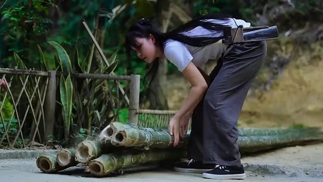 美女竟然用竹子和塑料瓶搭建一座悬浮的水上竹屋，这手艺太厉害了
