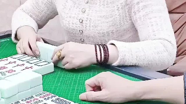 哦吼。湖北卡五星高手。你晓得小姐姐杠的什么牌吗？