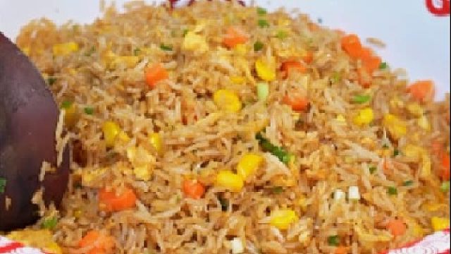 百吃不腻的炒饭，配上这香辣蕨菜，那真是绝绝子呀