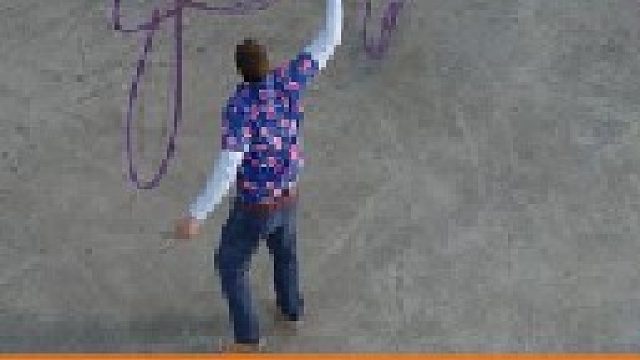 男人无意间拥有了一支紫色蜡笔，想要啥就画啥