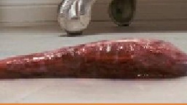 女人洗脚时家里进入一只可怕的鼻涕虫