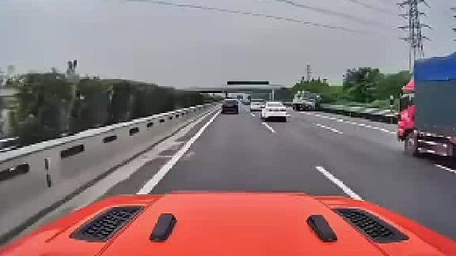 视频车主一句“沙雕”，道出些许无奈