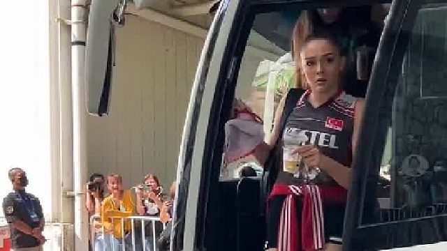 土耳女排当球衣泽赫拉·居内什看到身穿18号球衣的小粉丝时热情的亲吻了她