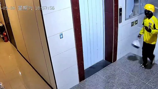 外卖员就是被这种人搞坏名声的，必须报警抓他