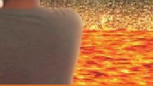 男人在家看电视时岩浆突然闯进家里