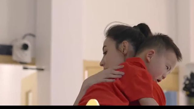 张柏芝体验当幼儿园老师的一天，教小孩子喝汤还耐心给他们哄睡