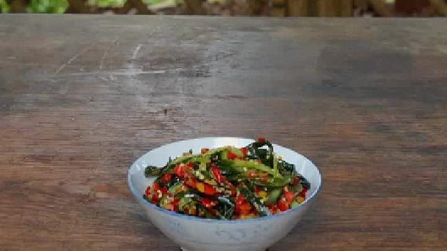 清脆爽口的黄瓜皮配粥，真的是绝绝子呀