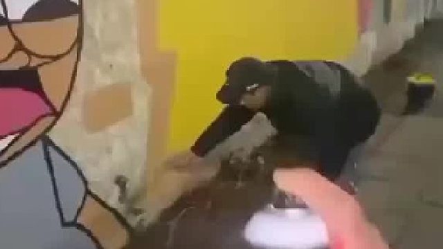 涂鸦艺人画了几道白线，卡通人物瞬间活灵活现，论高光的重要性