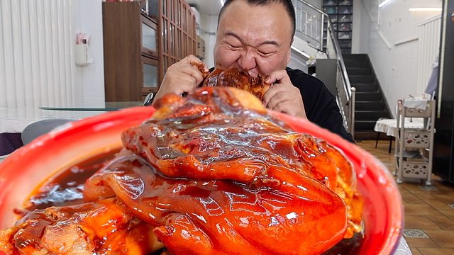 肉食炸弹来袭，3斤多的大肘子抱着啃的感觉太过瘾了！