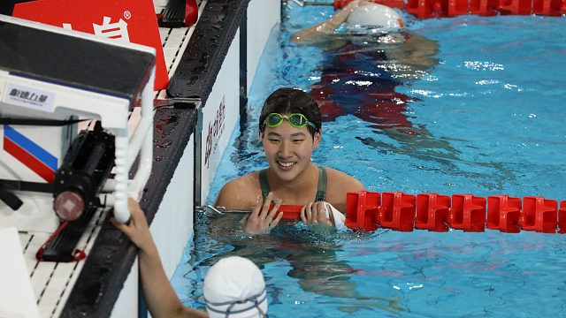 炸裂！15岁中国游泳天才蛙泳连超4人夺冠，第二个叶诗文横空出世