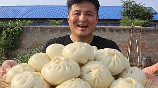 農(nóng)村大鐵鍋蒸牛肉包子，用上這一招，飽滿多汁，特別的香