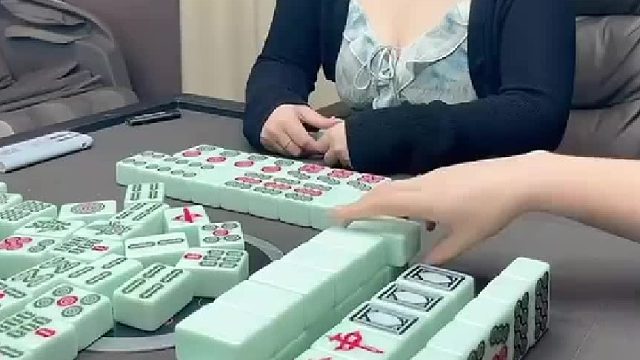 现在知道说跟我好姐妹了，胡我满上满的时候咋不说