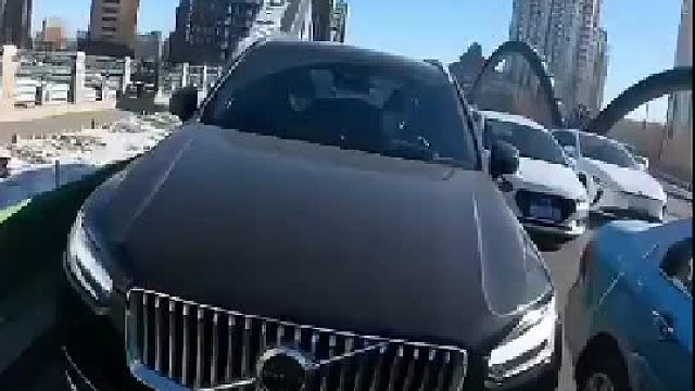 老子不信两个人抓不住一个