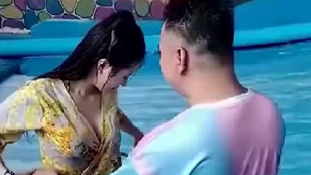 女孩水上冲浪正嗨时 裙摆突然掀开 一旁男孩大饱眼福