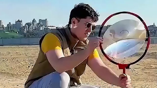 男子用废铜烂铝纯手工打造出一款个性十足的项链，真是太有创意了