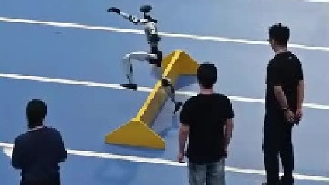 世界人型机器人运动会障碍赛！国产机器人亮相跨栏引欢呼！