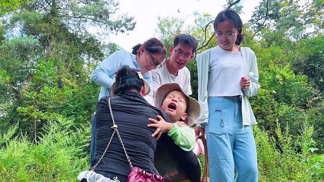 全家出动捡核桃，山野乐趣多！