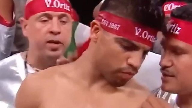 传奇拳王重返拳坛遭狙击，被来以为是场苦战，结果对手被一拳打昏